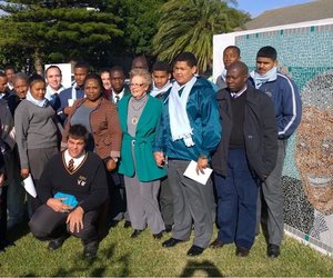 Burgemeester Nicolette Botha-Guthrie en rolspelers in die Overstrandse Junior Stadsraad staan hier by die mosaiek-uitbeelding van wyle President Nelson Mandela, wat vandag (Vrydag 18 Julie 2014) by die munispale kantore in Hermanus onthul is.